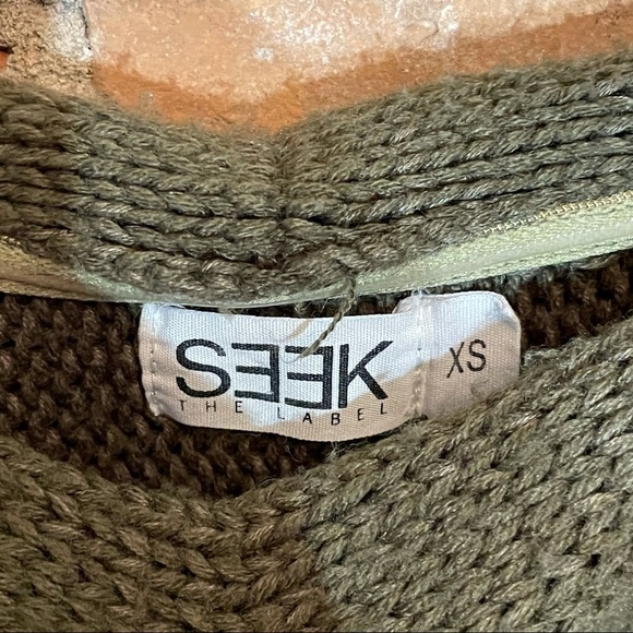 LF - Off The Shoulder Crop Sweater -XS - Picture 5 of 6